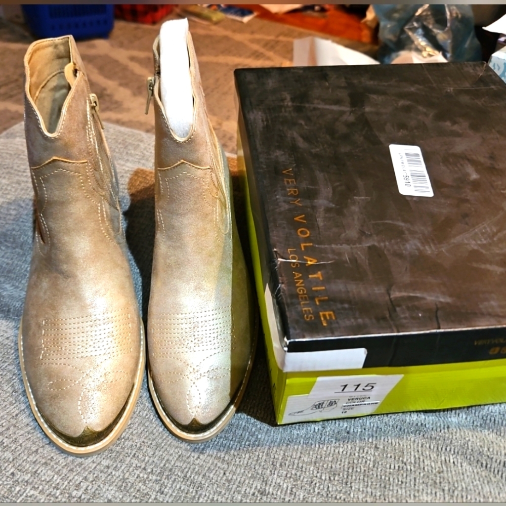 NIB Very Volatile Womens VERUCA Faux Leather Casual AnkleBoots Champagne Size 10